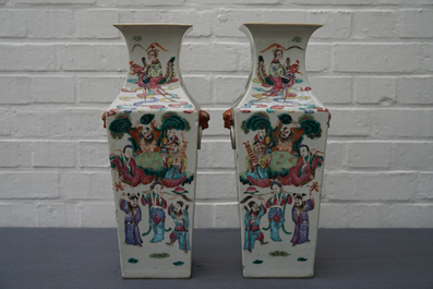Une paire de vases de forme carr&eacute; en porcelaine de Chine famille rose, 19&egrave;me